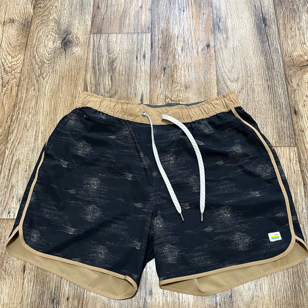VUORI MENS UNLINED  BANKS BLACK & TAN ATHLETIC SHORTS SIZE LARGE PREOWNED